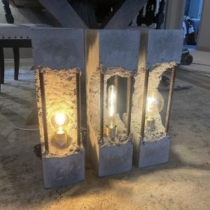 Lámpara de Mesa Industrial "Brutal" - Cemento y Hierro